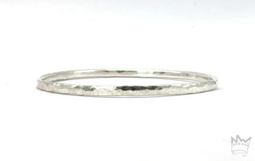 Armreif in Silber mit Hammerschlag