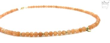 Den ganz bezaubernden Aspekt des orangeroten bis kupferfarben Sonnensteins, bilden die ihm innewohnenden kleinen Kupferblättchen; sie verleihen dem Stein sein feines, typisches Glitzern.