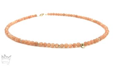 Den ganz bezaubernden Aspekt des orangeroten bis kupferfarben Sonnensteins, bilden die ihm innewohnenden kleinen Kupferblättchen; sie verleihen dem Stein sein feines, typisches Glitzern.