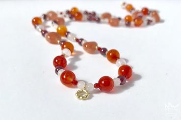 Rote Edelsteinkette