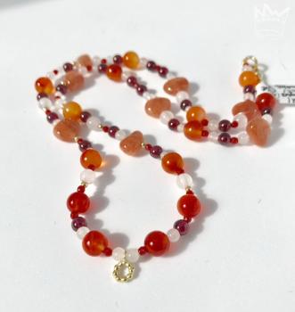 Rote Edelsteinkette