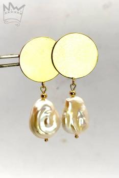 Goldene Ohrringe mit Süßwasserzuchtperle