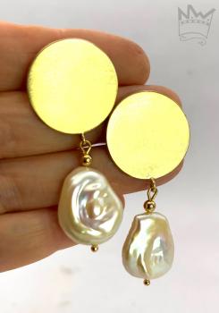 Goldene Ohrringe mit Süßwasserzuchtperle