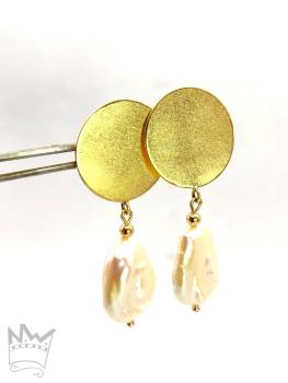 Goldene Ohrringe mit Süßwasserzuchtperle