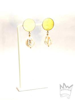 Goldene Ohrringe mit Süßwasserzuchtperle