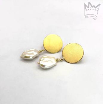 Goldene Ohrringe mit Süßwasserzuchtperle