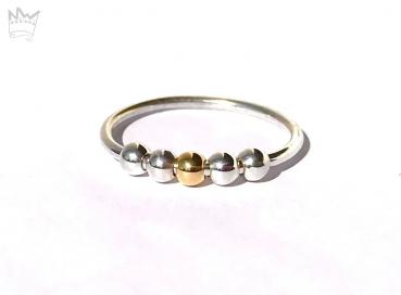 Fidget Ring mit einer Goldkugel