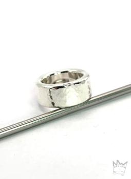 Breiter Ring mit Hammerschlag