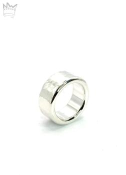 Breiter Ring mit Hammerschlag
