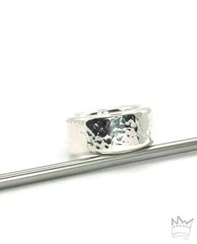 Breiter Ring mit Hammerschlag
