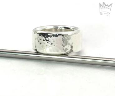 Breiter Ring mit Hammerschlag