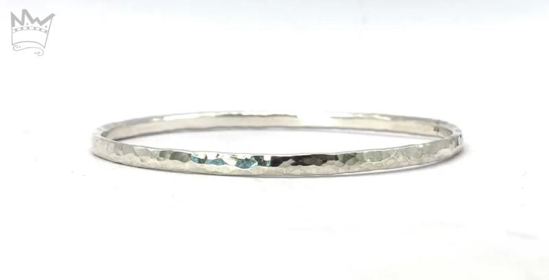 Armreif in Silber mit Hammerschlag