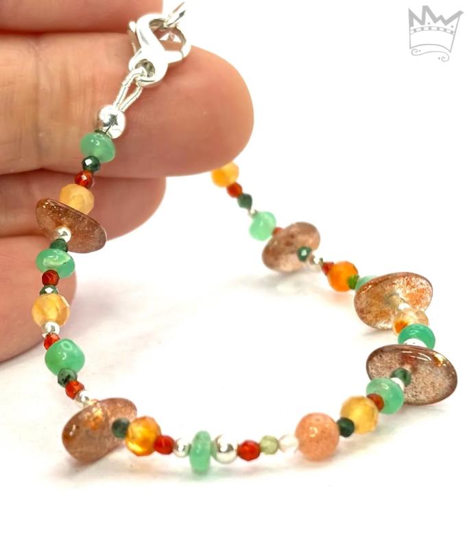 Armband in Grün- und Orangetönen