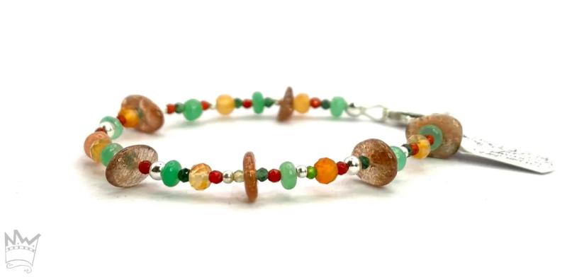 Armband in Grün- und Orangetönen