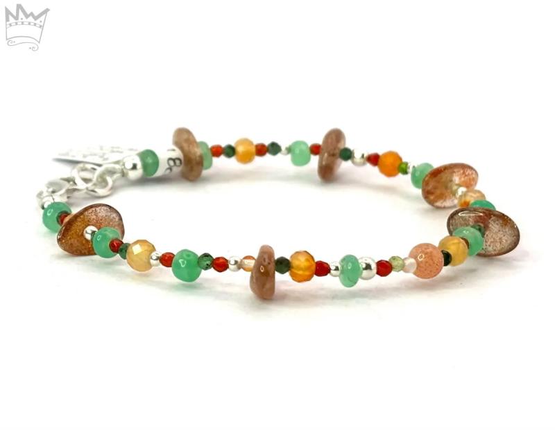 Armband in Grün- und Orangetönen