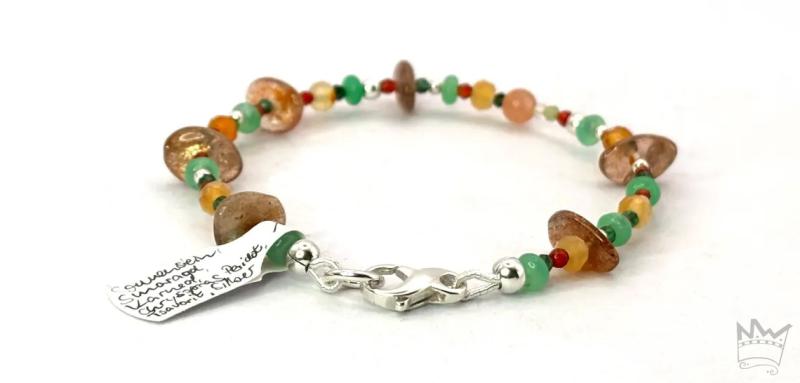 Armband in Grün- und Orangetönen