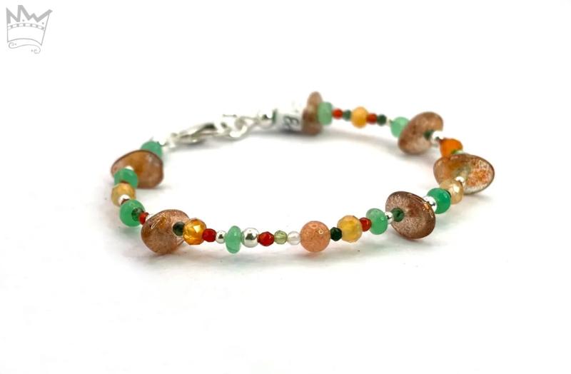 Armband in Grün- und Orangetönen