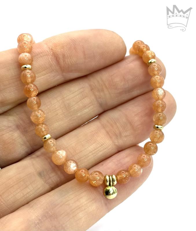 Den ganz bezaubernden Aspekt des orangeroten bis kupferfarben Sonnensteins, bilden die ihm innewohnenden kleinen Kupferblättchen; sie verleihen dem Stein sein feines, typisches Glitzern.