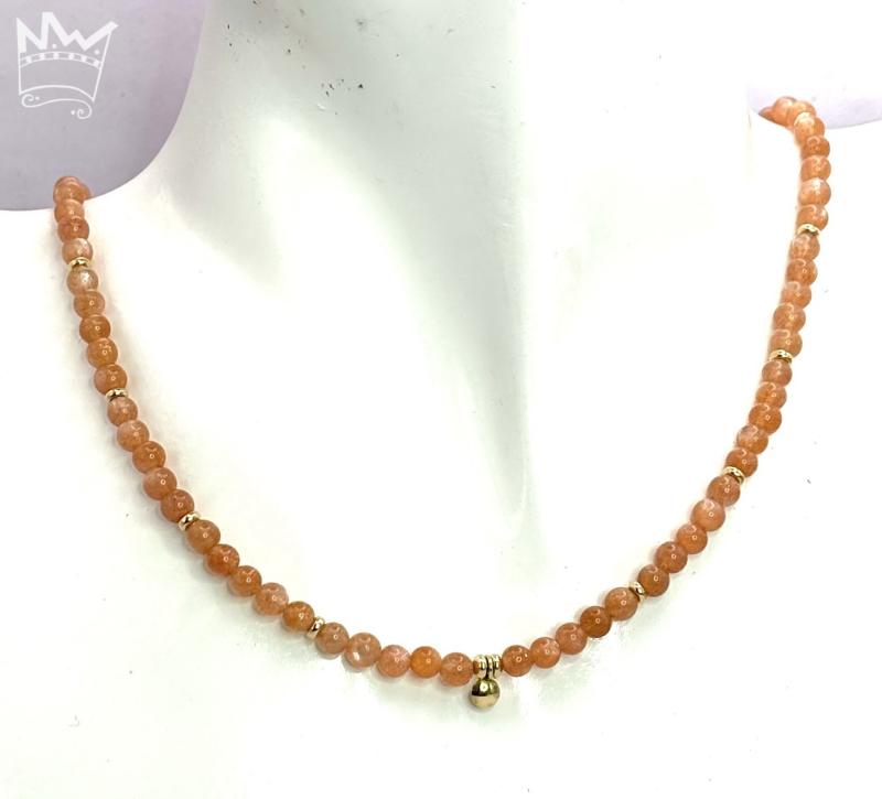 Den ganz bezaubernden Aspekt des orangeroten bis kupferfarben Sonnensteins, bilden die ihm innewohnenden kleinen Kupferblättchen; sie verleihen dem Stein sein feines, typisches Glitzern.