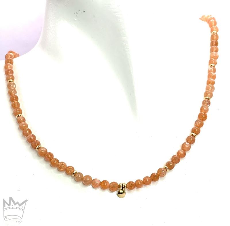 Den ganz bezaubernden Aspekt des orangeroten bis kupferfarben Sonnensteins, bilden die ihm innewohnenden kleinen Kupferblättchen; sie verleihen dem Stein sein feines, typisches Glitzern.