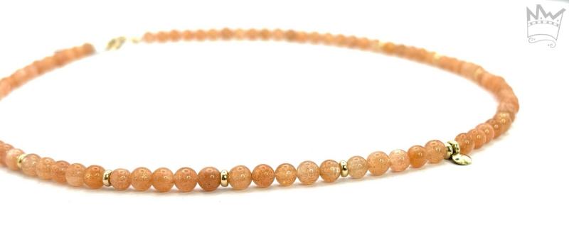 Den ganz bezaubernden Aspekt des orangeroten bis kupferfarben Sonnensteins, bilden die ihm innewohnenden kleinen Kupferblättchen; sie verleihen dem Stein sein feines, typisches Glitzern.