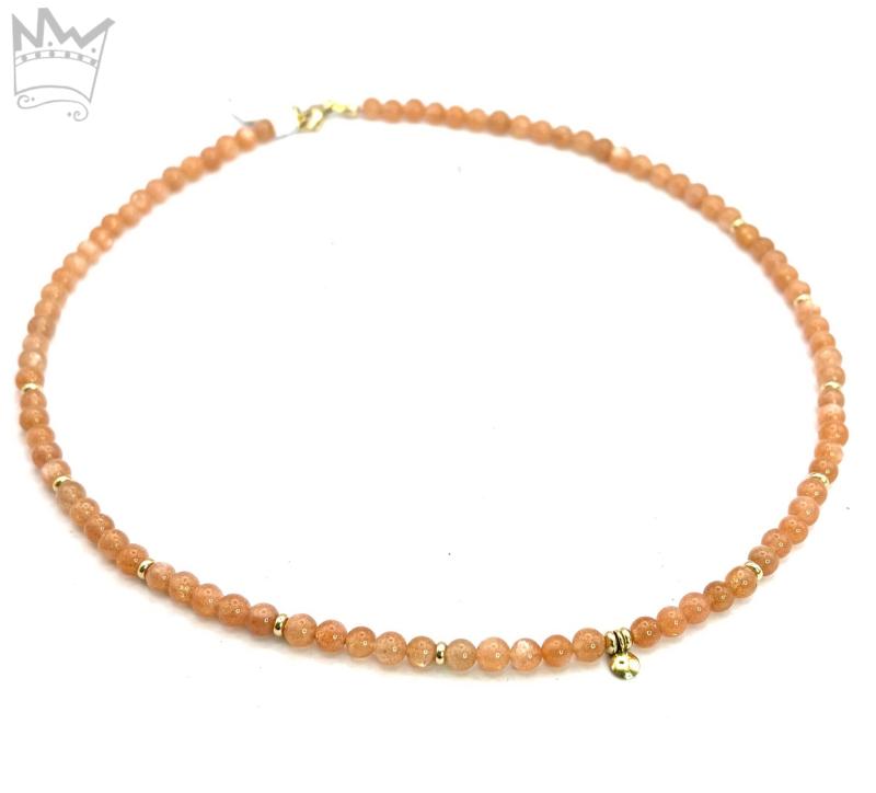 Den ganz bezaubernden Aspekt des orangeroten bis kupferfarben Sonnensteins, bilden die ihm innewohnenden kleinen Kupferblättchen; sie verleihen dem Stein sein feines, typisches Glitzern.