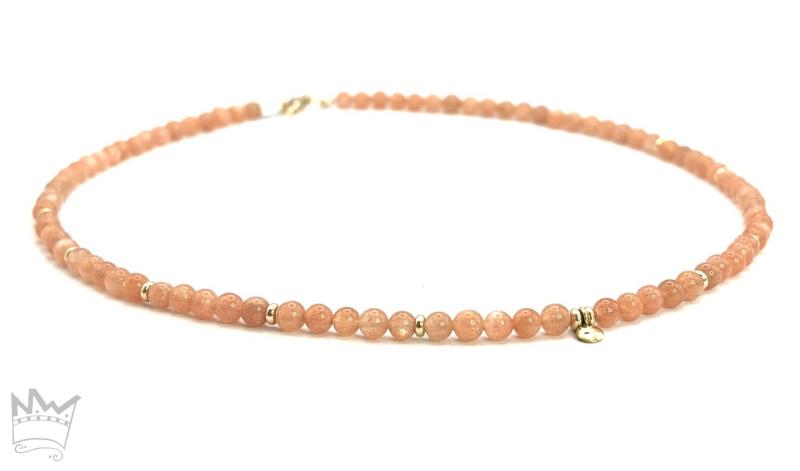 Den ganz bezaubernden Aspekt des orangeroten bis kupferfarben Sonnensteins, bilden die ihm innewohnenden kleinen Kupferblättchen; sie verleihen dem Stein sein feines, typisches Glitzern.