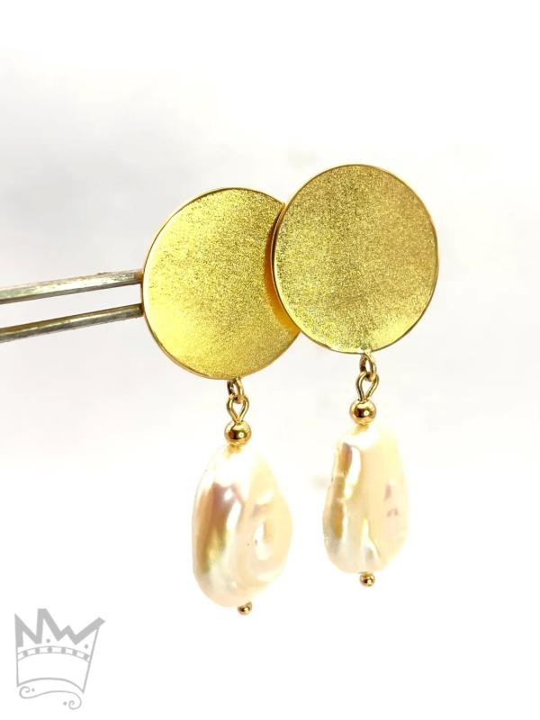 Goldene Ohrringe mit Süßwasserzuchtperle