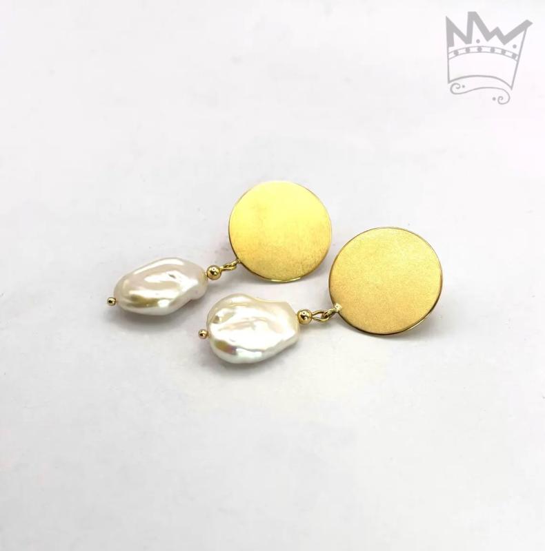 Goldene Ohrringe mit Süßwasserzuchtperle