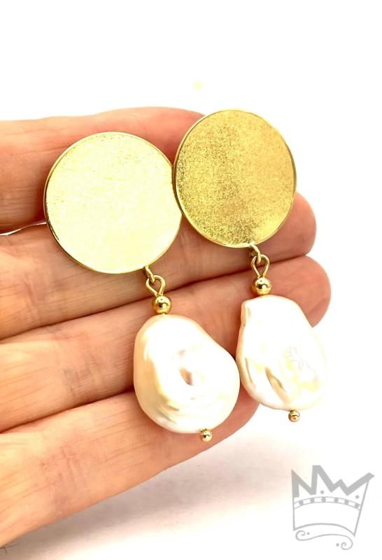 Goldene Ohrringe mit Süßwasserzuchtperle
