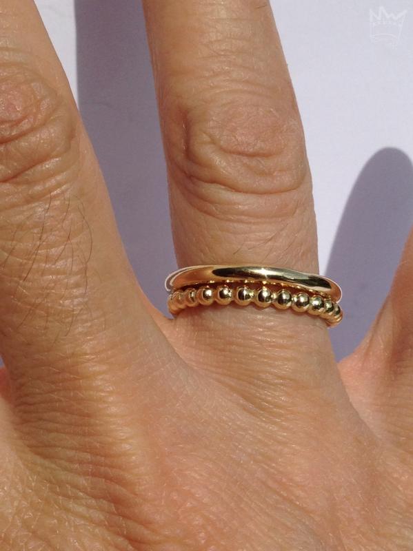 Eine sehr exclusive und edle 2er-Kombi aus 18kt Gelbgold. Ein glatter (rundes Ringprofil) und ein Kugelring bilden diese zauberhafte Kombination