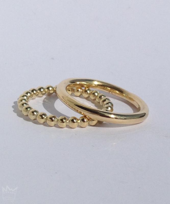 Eine sehr exclusive und edle 2er-Kombi aus 18kt Gelbgold. Ein glatter (rundes Ringprofil) und ein Kugelring bilden diese zauberhafte Kombination