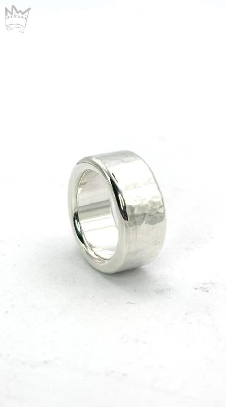Breiter Ring mit Hammerschlag