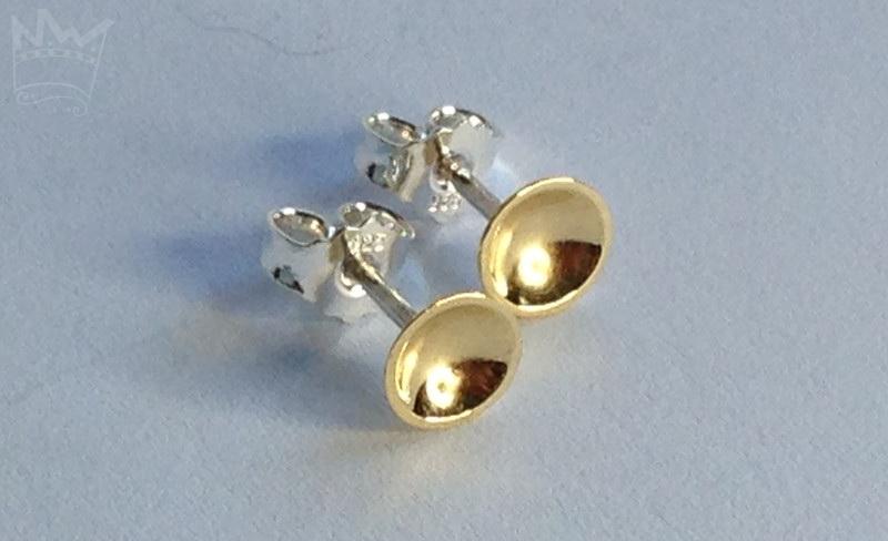 Feine, leichte Ohrstecker mit einer kleinen Schale aus 750er Gelbgold.