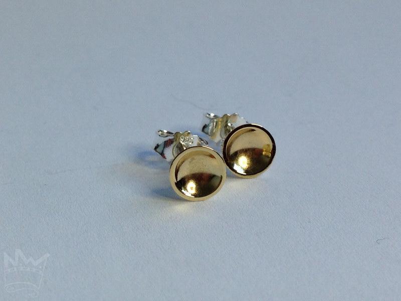 Feine, leichte Ohrstecker mit einer kleinen Schale aus 750er Gelbgold.