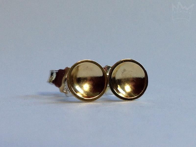 Feine, leichte Ohrstecker mit einer kleinen Schale aus 750er Gelbgold.